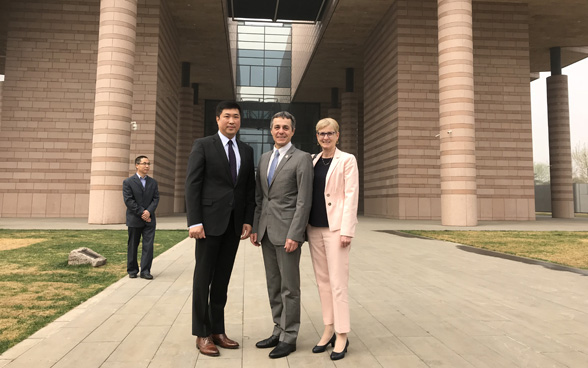 Le Conseiller fédéral Ignazio Cassis et son épouse Paola Cassis devant le musée de l’université de Tsinghua, à Pékin. 