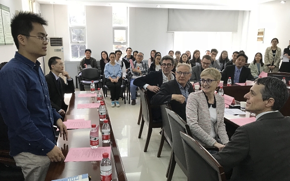 In un’aula dell’Accademia delle scienze di Xi’an, in Cina, uno studente si rivolge al consigliere federale Cassis.