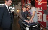 Durante la visita alla Muba18, il Consigliere federale Ignazio Cassis si occupa della serigrafia.