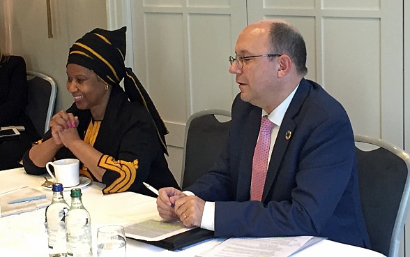 Phumzile Mlambo-Ngcuka, directrice exécutive d’ONU Femmes, et Thomas Gass, vice-directeur de la DDC, se sont exprimés ensemble devant les médias.