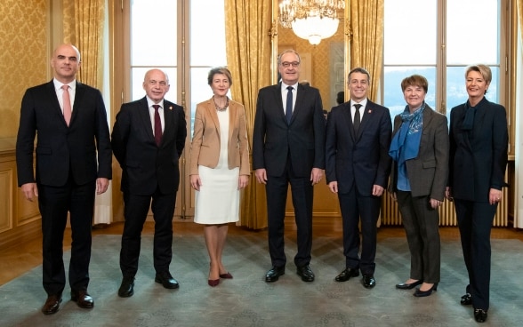 Die neugewählten Bundesrätinnen Karin Keller-Sutter, rechts, und Viola Amherd, zweite von rechts, posieren mit dem Gesamtbundesrat, von links, Alain Berset, Ueli Maurer, Simonetta Sommaruga, Guy Parmelin und Ignazio Cassis.