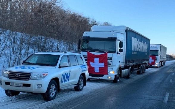 Le convoi suisse en route sur les routes enneigées de l’est de l’Ukraine