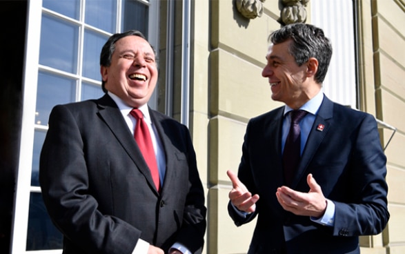 Khemaies Jhinaoui, ministro degli esteri tunisino, a sinistra, e il consigliere federale svizzero Ignazio Cassis, a destra, parlano prima di un pranzo di lavoro alla Von Wattenwyl Haus.