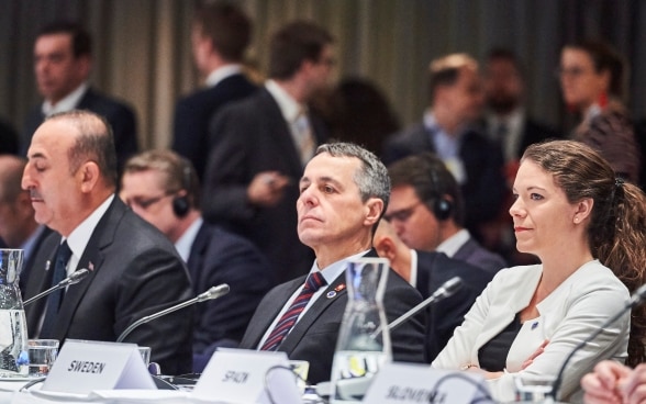 Le conseiller Fédéral Cassis écoute un discours lors de la réunion ministérielle du Conseil de l'Europe à Helsinki.