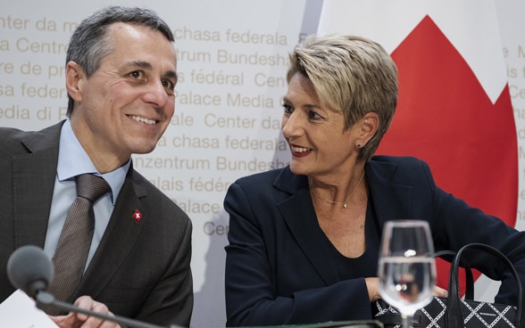 Federal Councillors Cassis and Keller-Sutter laugh during the media conference on the institutional agreement between Switzerland and the EU.