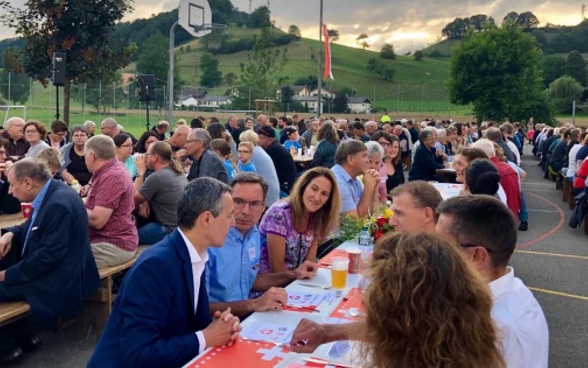 Le public est venu nombreux. Ignazio Cassis se réjouit de passer la soirée dans «l’une des régions de Suisse les plus chargées d’histoire, humainement riche et qui nous séduit par la beauté de ses paysages».