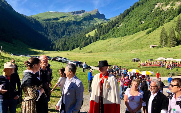 Ignazio Cassis en discussion avec des visiteurs de l’alpage.