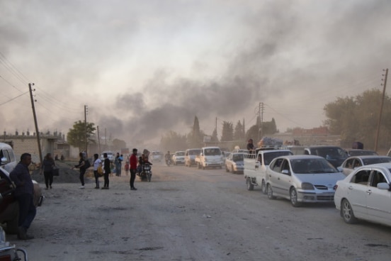 Des personnes fuyent les bombardements à Ras al Ayn, dans le nord-est de la Syrie