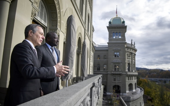 Federal Councillor Ignazio Cassis and CTBTO Executive Secretary Lassina Zerbo talk about nuclear weapons on a balcony of the Federal Palace.