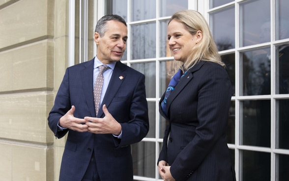 Bundesrat Ignazio Cassis und die Aussenministerin des Fürstentums Liechtensteins, Katrin Eggenberger, unterhalten sich freundschaftlich auf einem Balkon. 