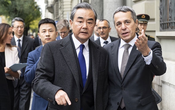 Le conseiller fédéral Ignazio Cassis guide le ministre chinois des Affaires étrangères Wang Yi et sa délégation dans les rues de Berne.