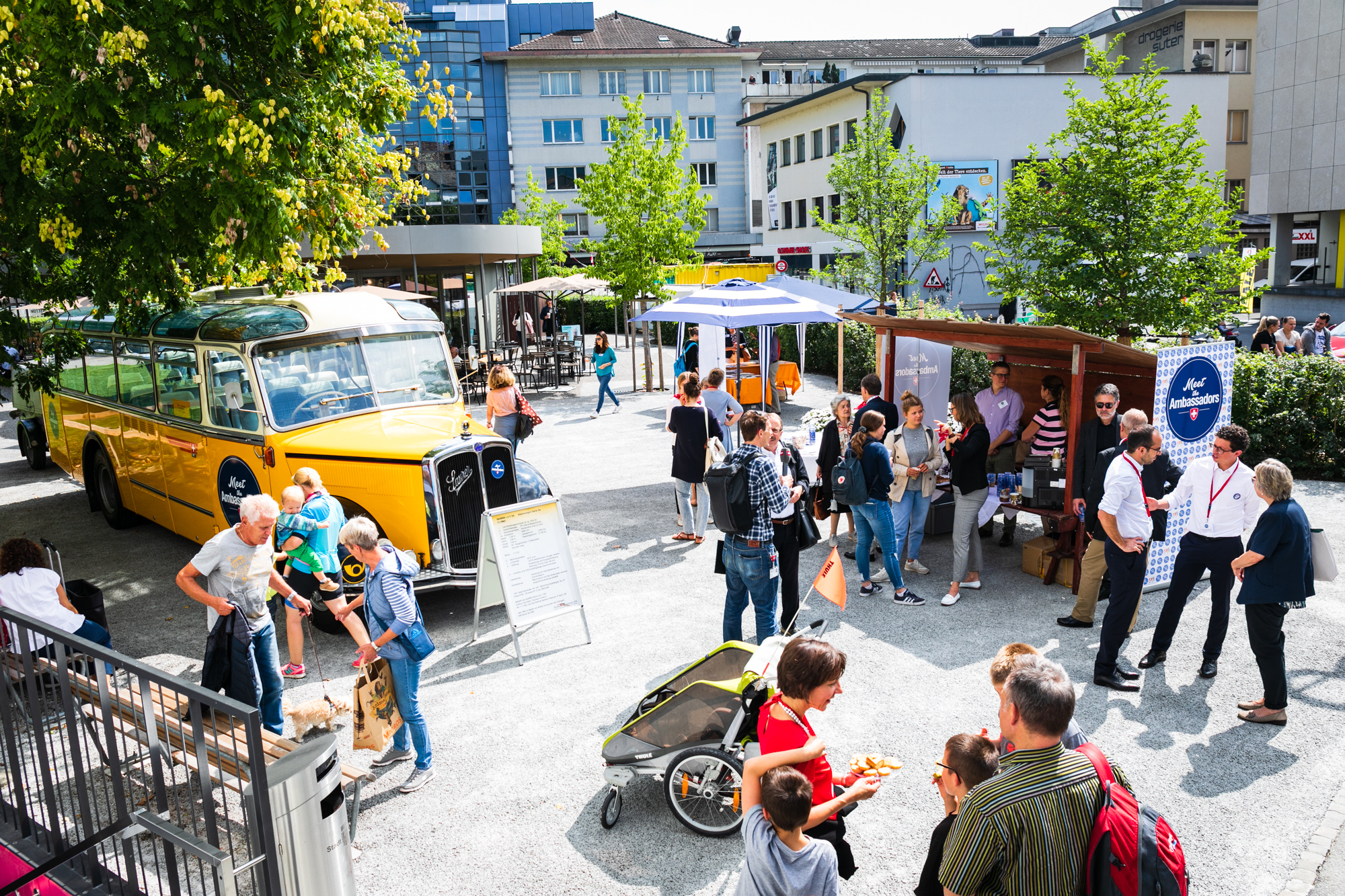 Des ambassadeurs et ambassadrices suisses discutent avec la population locale.