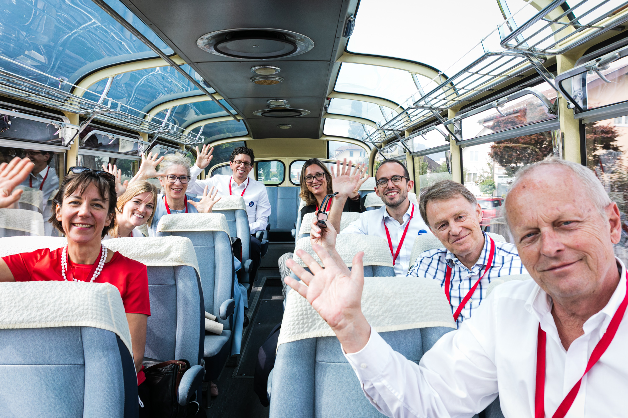 Des ambassadeurs et ambassadrices suisses saluent du bus «Meet the Ambassadors».
