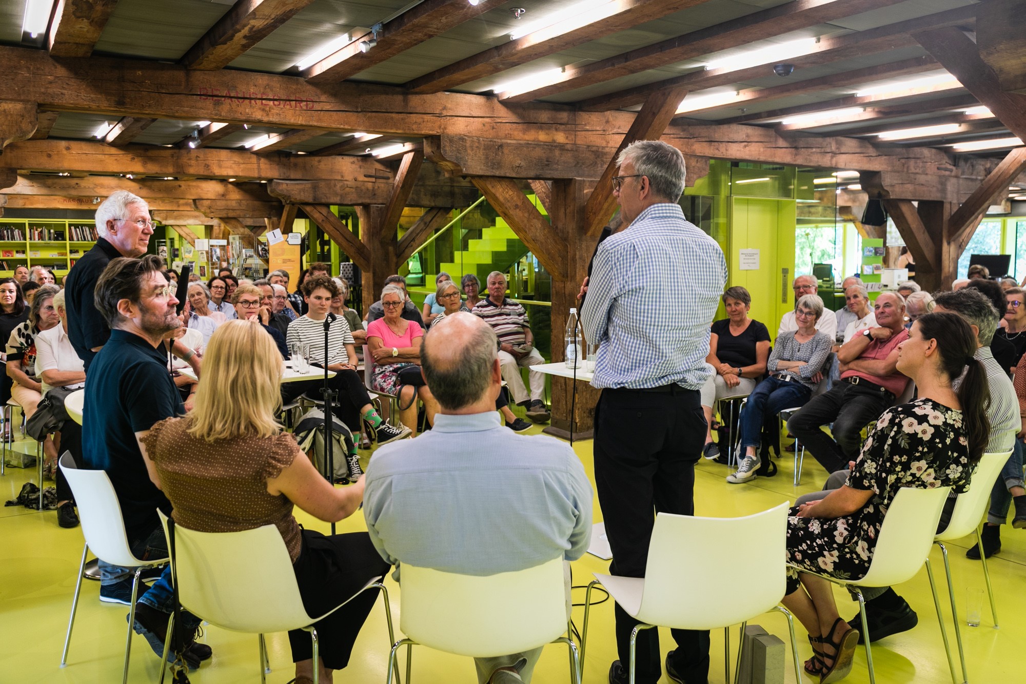 Ambasciatori e ambasciatrici svizzeri discutono con la popolazione locale.