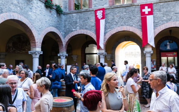 Les ambassadeurs en conversation avec la population au château de Bellinzone