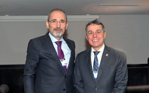 Federal Councillor Ignazio Cassis and Jordanian Foreign Minister Ayman Safadi pose for a photo at the WEF.