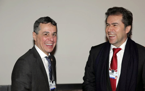 Il consigliere federale Cassis e il ministro degli esteri paraguaiano Luis Castiglioni ridono durante il loro incontro al WEF. 