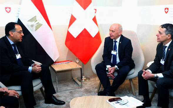 Le président de la Confédération Ueli Maurer et le conseiller fédéral Ignazio Cassis s'entretiennent avec le premier ministre égyptien Moustafa Kamal Madboul Mohammed.