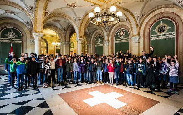 Il gruppo di bambini in visita al DFAE nella giornata del futuro con il segretario generale Markus Seiler prima di visitare la sala riunioni del Consiglio federale.