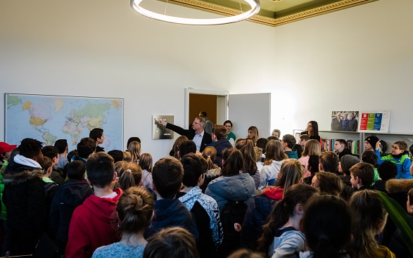 Des enfants visitent le bureau du conseiller fédéral Ignazio Cassis.