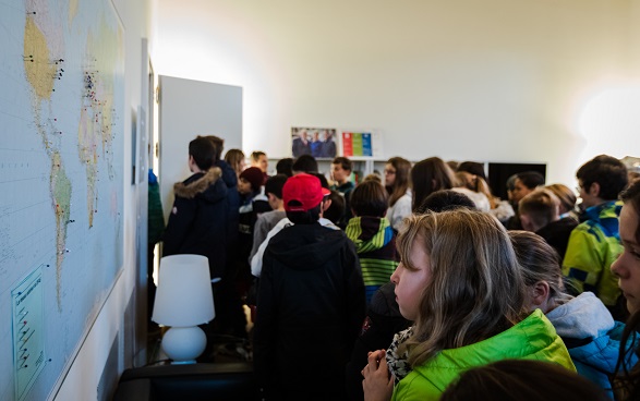 Des enfants visitent le bureau du conseiller fédéral Ignazio Cassis.