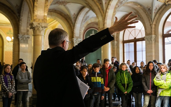 Les enfants lors de la visite du Palais fédéral par le secrétaire général Markus Seiler.