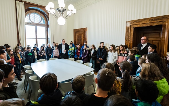 I bambini alla guida del Segretario generale Markus Seiler nel Bundeshaus.