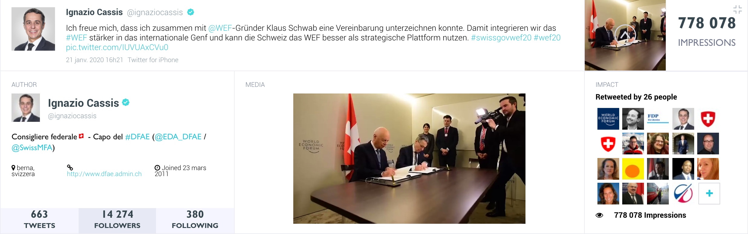 Le conseiller fédéral Ignazio Cassis et le fondateur du WEF, Klaus Schwab, signent un accord au WEF de Davos.