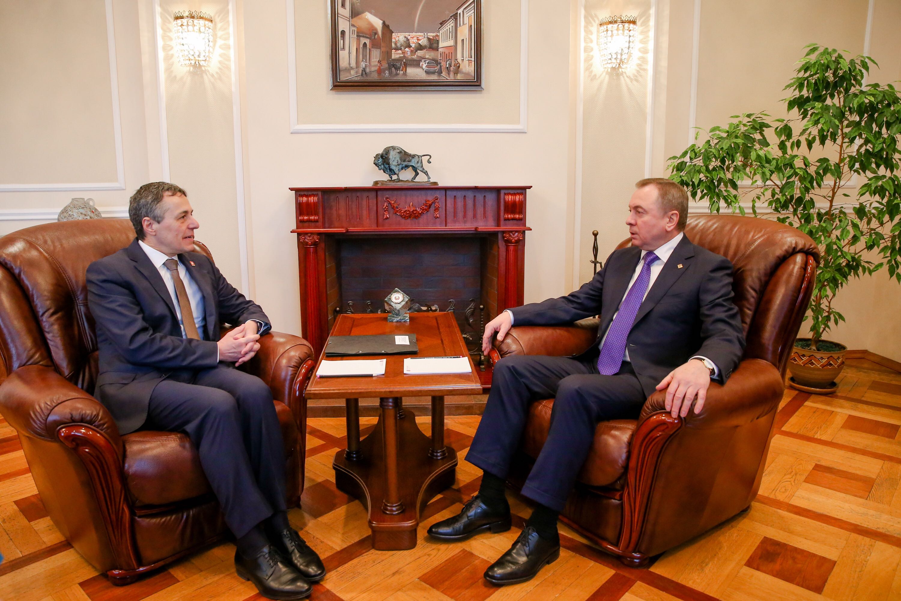 Le conseiller fédéral Ignazio Cassis s'entretient avec le ministre bélarus des affaires étrangères Uladzimir Makej.