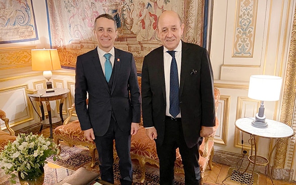 Le conseiller fédéral Ignazio Cassis avec son homologue français Jean-Yves Le Drian.