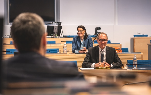 Christian Rathgeb, President of the Grisons cantonal government, sits opposite Federal Councillor Cassis.