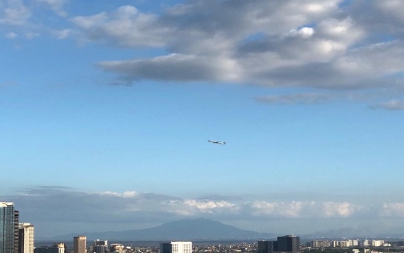 Dans le ciel bleu au dessus de la capitale des Philippines Manille se détache le boeing en route vers Zurich. 