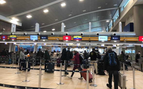 A l’aéroport international Mariscal Sucre le 3 avril, les passagers du vol Quito-Zurich commencent l’enregistrement. 