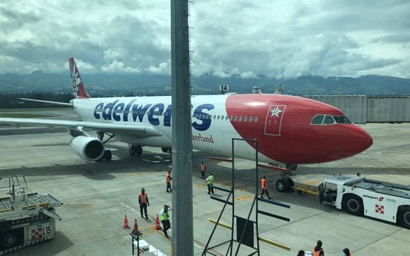 Préparation de l’avion au sol. Remplissage des soutes, alimentation en carburant, contrôles sécuritaires: les tâches pour les équipes sur le tarmac de l’aéroport de Quito sont nombreuses. 