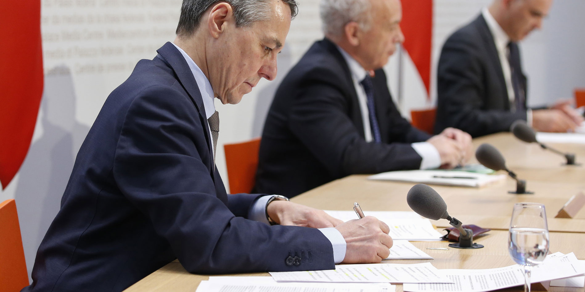 Le conseiller fédéral Ignazio Cassis, le conseiller fédéral Ueli Maurer et le conseiller fédéral Alain Berset, de gauche à droite, lors d'une conférence de presse du Conseil fédéral sur la situation du coronavirus, le vendredi 3 avril 2020 à Berne. 