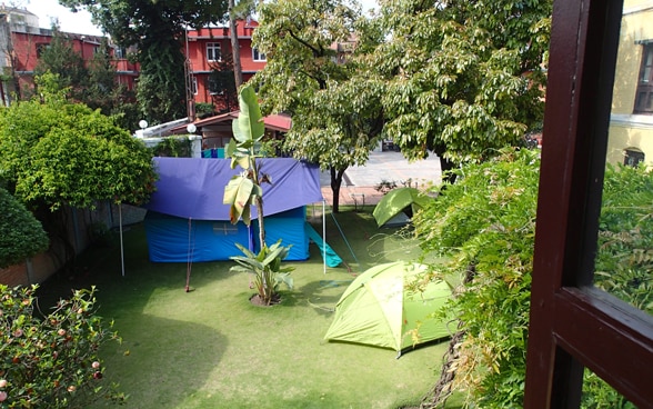 Zelte stehen im Garten der Schweizer Botschaft in Kathmandu, in welchen das Sondereinsatzteam des SKH arbeitet.