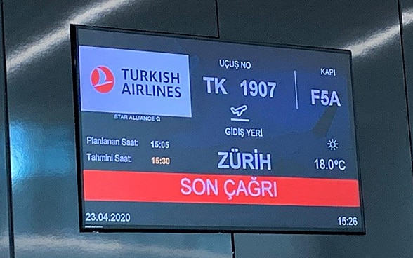 Un écran dans la salle de départ de l'aéroport d'Istanbul affiche Zurich comme destination du vol. 