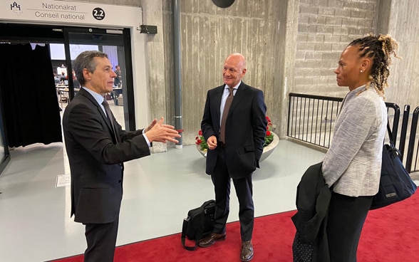 Le conseiller fédéral, Ignazio Cassis, s'entretient avec la directrice de la DDC, Patricia Danzi, devant l'entrée de la salle du Conseil national sur le site de BERNEXPO.