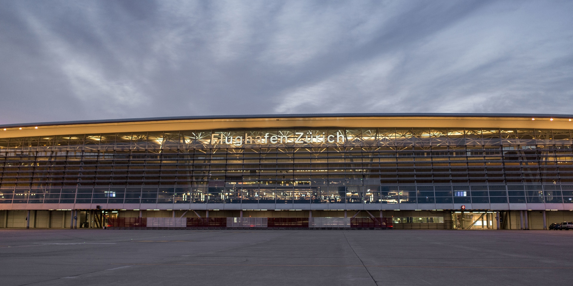 Le tarmac de l’aéroport de Zurich avec l’aérogare en arrière-plan. 