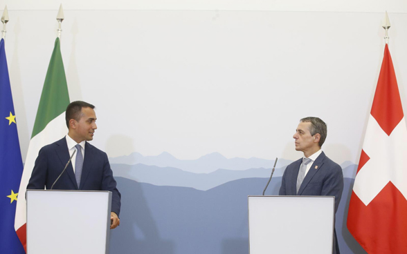 Federal Councillor Cassis and the Italian Foreign Minister Luigi Di Maio each stand behind a lectern. The flags of Switzerland, Italy and the EU can be seen in the background.