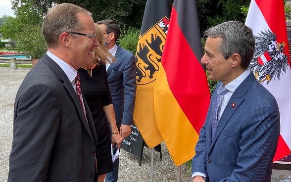 Federal Councillor Ignazio Cassis talks to Walter Schönholzer, President of the Cantonal Government of Thurgau.