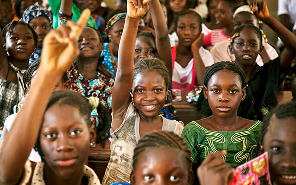 Des jeunes Africains participent aux cours à l'école.
