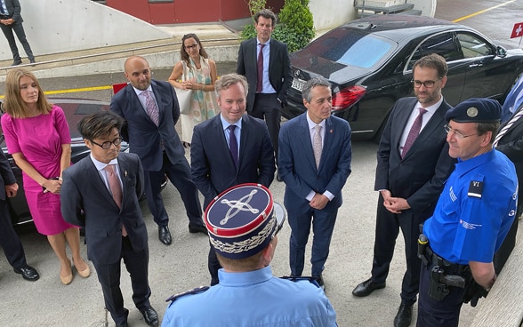 Il consigliere federale Cassis, il Segretario di Stato Jean-Baptiste Lemoyne e il presidente del Consiglio di Stato di Ginevra Antonio Hodgers parlano con le guardie di confine svizzere e francesi.
