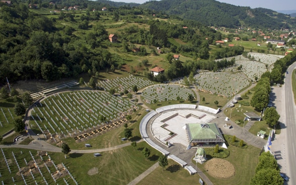 Luftaufnahme des Potocari Memorial Center in Srebrenica. 
