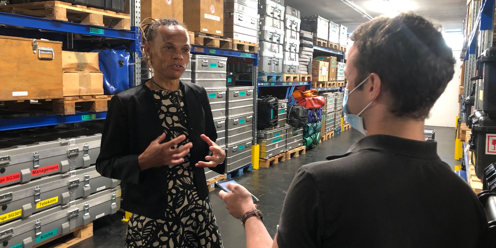 La directrice de la DDC Patricia Danzi accorde une interview à un journaliste. 