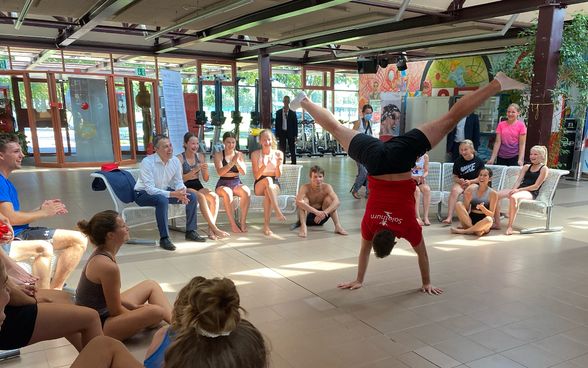 Le conseiller fédéral Ignazio Cassis regarde un gymnaste danser.