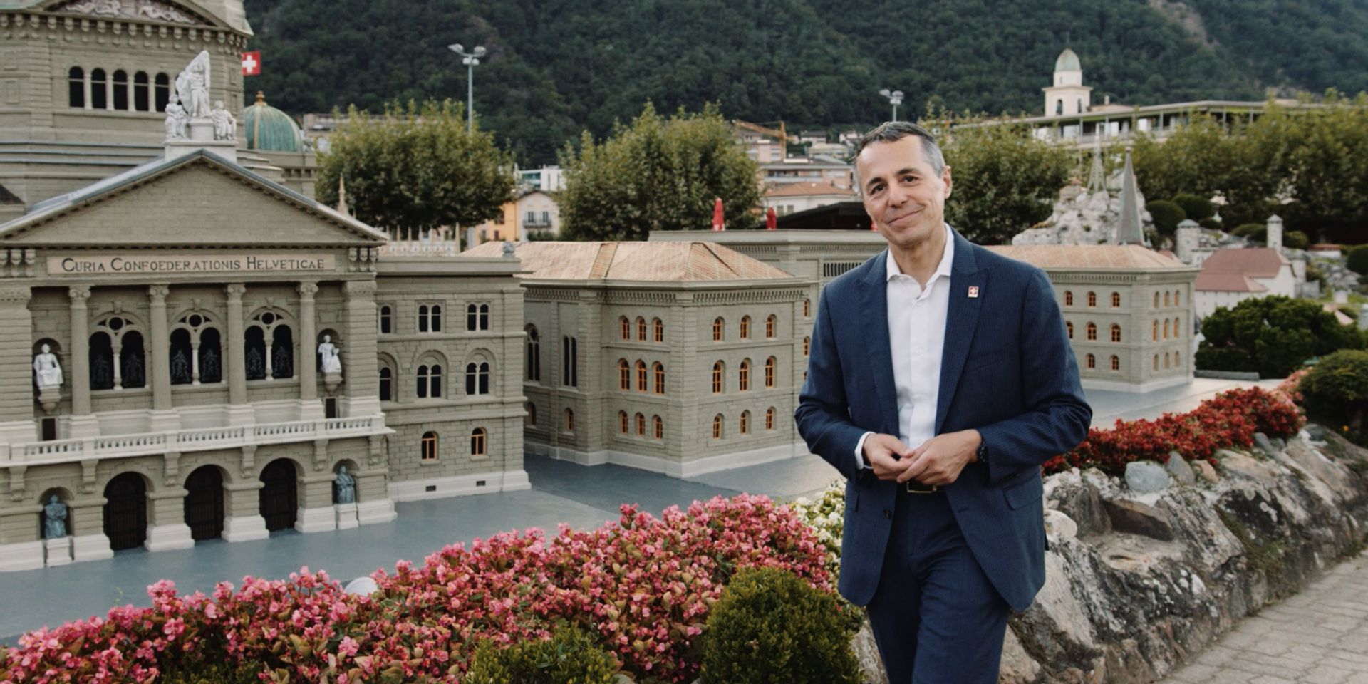 Bundesrat Ignazio Cassis steht vor dem Bundeshaus im Swissminiatur in Melide. 