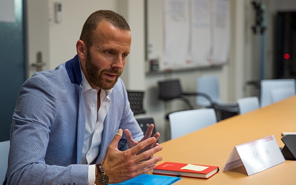   Le directeur des opérations, Silvio Flückiger, pendant l'interview.