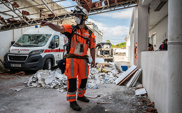 Ein Experte der Humanitären Hilfe des Bundes steht in den Trümmern eines Krankenhauses.