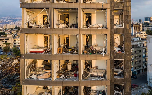 Photographie aérienne avec vue sur un immeuble d'habitation détruit, où toutes les fenêtres ont disparu.